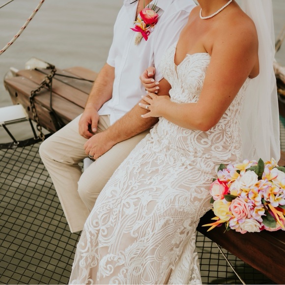 Vow’d Peacock Wedding Dress 🧜🏽♀️ - Picture 5 of 10